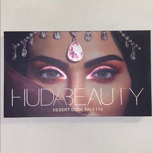 Huda Beauty Desert Dusk eyeshadow palette